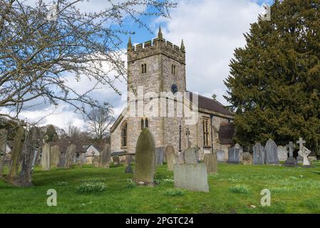 Holy Trinity Church und Friedhof im hübschen Dorf Derbyshire Ashford im Wasser im Peak District Stockfoto