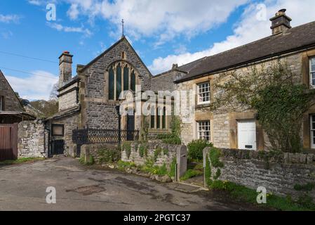 Das hübsche Dorf Ashford in Derbyshire am Wasser im Peak District Stockfoto