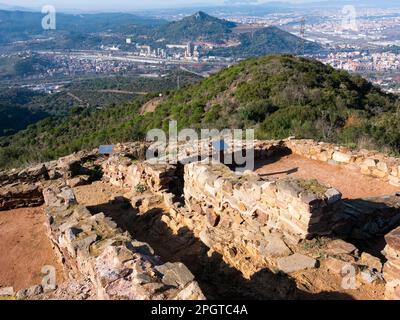 Puig Castellar - Iberische Siedlung in Spanien auf dem Gipfel des Gebirges Turo del Poyo. Santa Coloma de Gramenet, Provinz Barcelona Stockfoto