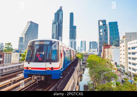 Bangkok, Thailand - 28. Februar 2023: Ein BTS-Zug in der Innenstadt. Stockfoto