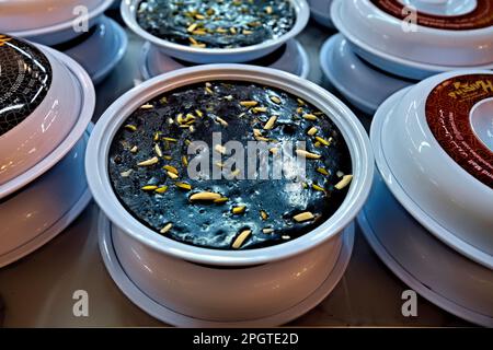 Traditionelle omanische Halwa (süße Gelee) zum Verkauf im Suq in Nizwa, Oman Stockfoto