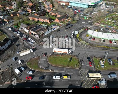 Blick aus der Vogelperspektive auf Hereford UK und die geschäftige Kreuzung der Fernstraße A49 und der A465 nach Abergavenny am Autobahnkreuz Belmont im März 2023 Stockfoto