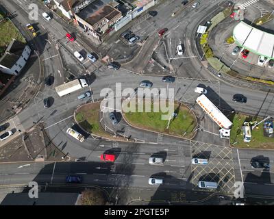 Blick aus der Vogelperspektive auf Hereford UK und die geschäftige Kreuzung der Fernstraße A49 und der A465 nach Abergavenny am Autobahnkreuz Belmont im März 2023 Stockfoto