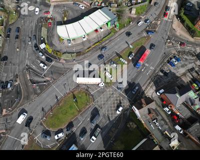 Blick aus der Vogelperspektive auf Hereford UK und die geschäftige Kreuzung der Fernstraße A49 und der A465 nach Abergavenny am Autobahnkreuz Belmont im März 2023 Stockfoto