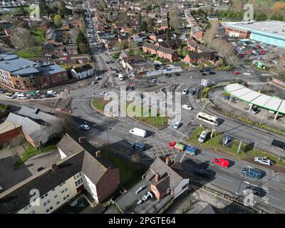 Blick aus der Vogelperspektive auf Hereford UK und die geschäftige Kreuzung der Fernstraße A49 und der A465 nach Abergavenny am Autobahnkreuz Belmont im März 2023 Stockfoto