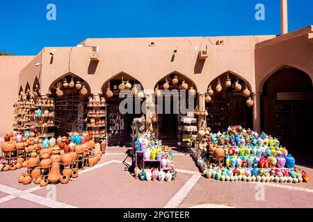 Töpferei zum Verkauf im Nizwa-Souk, Nizwa, Oman Stockfoto