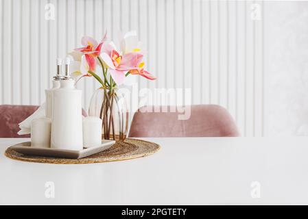 Küchenständer mit Gewürzgläsern auf weißem Holztisch. Salz, Pfeffer, Öl und Essig. Vorderansicht Stockfoto