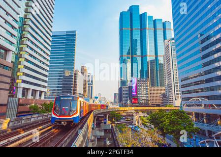 Bangkok, Thailand - 28. Februar 2023: Ein BTS-Zug in der Innenstadt. Stockfoto