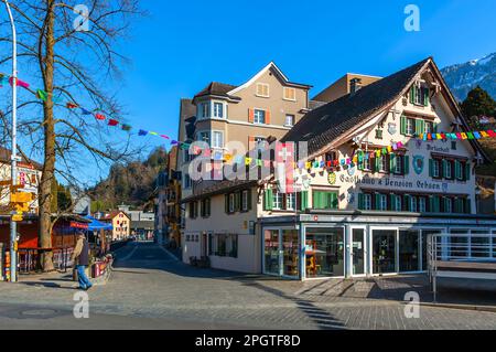 Brunnen, Schweiz - 20. Februar 2023: Brunnen ist eine Stadt in der Gemeinde Ingenbohl und liegt am Vierwaldstättersee im Kanton Schwyz in Stockfoto