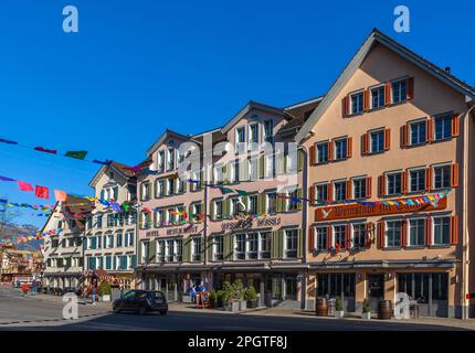 Brunnen, Schweiz - 20. Februar 2023: Brunnen ist eine Stadt in der Gemeinde Ingenbohl und liegt am Vierwaldstättersee im Kanton Schwyz in Stockfoto