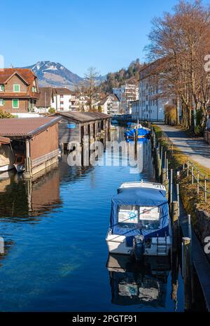 Brunnen, Schweiz - 20. Februar 2023: Brunnen ist eine Stadt in der Gemeinde Ingenbohl und liegt am Vierwaldstättersee im Kanton Schwyz in Stockfoto