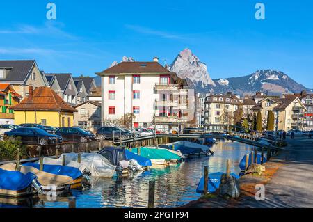 Brunnen, Schweiz - 20. Februar 2023: Brunnen ist eine Stadt in der Gemeinde Ingenbohl und liegt am Vierwaldstättersee im Kanton Schwyz in Stockfoto