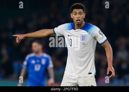 Der englische Mittelfeldspieler Jude Bellingham (Bor. Dortmund) schwingt am 23. März 2023 im Diego Armando Maradona Stadium in Neapel, Süditalien, beim Europameisterspiel zwischen Italien und England. Stockfoto