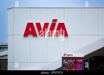 Romagnieu, Frankreich - 2. März 2023: Markenlogo der Tankstelle Avia an der Tankstelle Aire de Romagnieu Stockfoto