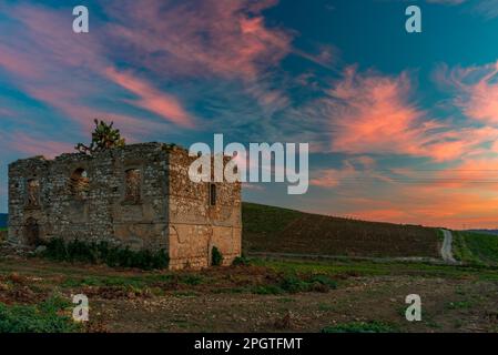 Verlassenes Landhaus in der Abenddämmerung im sizilianischen Hinterland, Italien Stockfoto