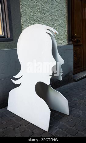 Zürich, Schweiz - 21. Februar 2023: Silhouetten menschlicher Gesichter auf der Straße der Züricher Altstadt Stockfoto