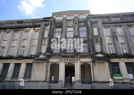 SANTOS, BRASILIEN - 16. MÄRZ 2023: ALFANDEGA Historisches Gebäude des Zollamtes der brasilianischen Bundessteuerbehörde am Republic Square, Brasilien Stockfoto