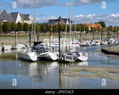 Hafen von Le Crotoy bei Ebbe, eine Gemeinde im Departement Somme in Hauts-de-France in Nordfrankreich Stockfoto