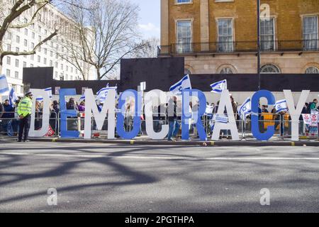 London, England, Großbritannien. 24. März 2023. Während des Besuchs des israelischen Ministerpräsidenten in Großbritannien inszenierte eine Menge britischer Israelis und britischer Juden vor der Downing Street einen Protest gegen Benjamin Netanjahu. (Kreditbild: © Vuk Valcic/ZUMA Press Wire) NUR REDAKTIONELLE VERWENDUNG! Nicht für den kommerziellen GEBRAUCH! Stockfoto