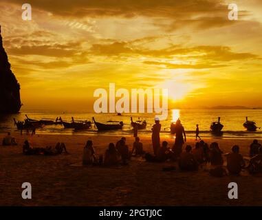 Beobachten Sie den Sonnenuntergang am West Railay Beach, Krabi, Thailand, Asien Stockfoto