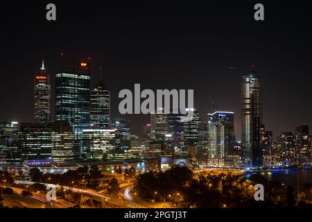 Hell beleuchtete Stadtgebäude, beleuchtet in der Nacht, schaffen eine atemberaubende Skyline, Perth, Westaustralien Stockfoto