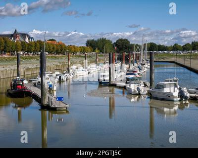 Hafen von Le Crotoy bei Ebbe, eine Gemeinde im Departement Somme in Hauts-de-France in Nordfrankreich Stockfoto