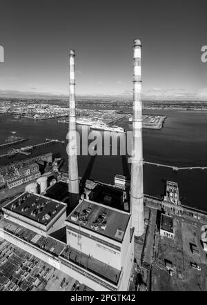 Dublin, Irland: Luftaufnahme des von ESB betriebenen Kraftwerks Poolbeg A (Poolbeg). Stena Line Fähre. Stockfoto