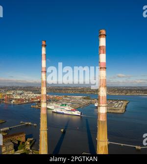 Dublin, Irland: Luftaufnahme des von ESB betriebenen Kraftwerks Poolbeg A (Poolbeg). Stena Line Fähre. Stockfoto