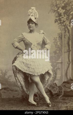 Porträt der Cancan-Tänzerin Louise Weber (1866-1929), bekannt als La Goulue, in einem Schießstudio Stockfoto