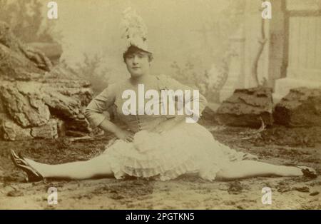 Porträt der Cancan-Tänzerin Louise Weber (1866-1929), bekannt als La Goulue, die die Splits in einem Schießstudio macht Stockfoto