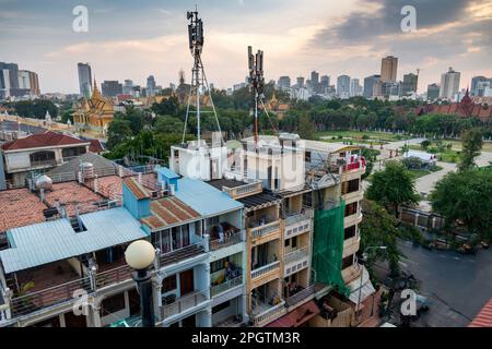 Blick nach Westen von Riverside, über Gästehäuser, Wohngebäude und den Königspalast, mit Parks und hohen Bürogebäuden in der Ferne. Stockfoto