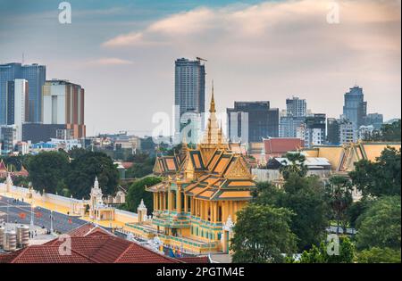 Blick nach Westen von Riverside, über Gästehäuser, Wohngebäude und den Königspalast, mit Parks und hohen Bürogebäuden in der Ferne. Stockfoto