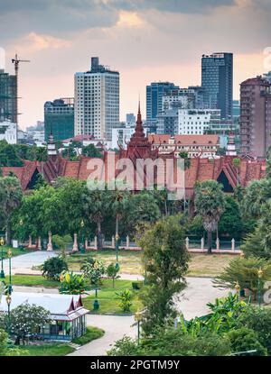 Blick nach Westen von Riverside, über Gästehäuser, Wohngebäude und den Königspalast, mit Parks und hohen Bürogebäuden in der Ferne. Stockfoto