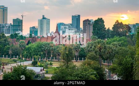 Blick nach Westen von Riverside, über Gästehäuser, Wohngebäude und den Königspalast, mit Parks und hohen Bürogebäuden in der Ferne. Stockfoto