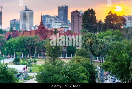 Blick nach Westen von Riverside, über Gästehäuser, Wohngebäude und den Königspalast, mit Parks und hohen Bürogebäuden in der Ferne. Stockfoto