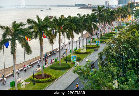 Viele kambodschanische Bürger bei Sonnenuntergang, die geschäftigste Gegend in Phnom Penh am Sisowath Quay, eine beliebte Strip und Fußgängerzone. Touristen und Khmer-Familien kommen zu sich Stockfoto