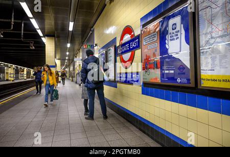 London, England, Großbritannien. Bahnsteig der U-Bahn-Station Aldgate East Stockfoto