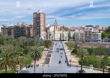 Blick auf die Serranos-Brücke von den Serrano-Türmen in Valencia. Valencia - Spanien Stockfoto