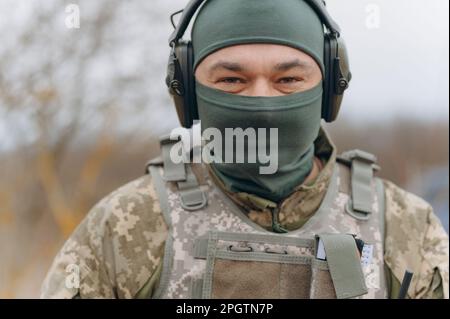 Porträt eines Soldaten in einer Kopfhörerbalaklava. Stockfoto