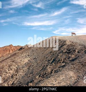 Hügel mit Bank am Zabrisky Point im Death Valley-Nationalpark, USA Stockfoto