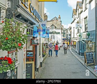 Höhere Market Street in East Looe. Das Smugglers Cott mischt sich mit Peaky Blinders in einer Mischung aus Fixierzeiten für Besucher der Spätsaison im Jahr 2021 Stockfoto