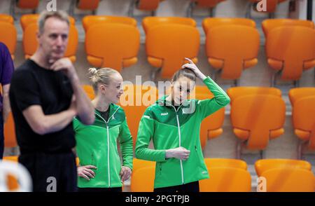 ROTTERDAM - Sanne Wevers und Naomi Visser (r) mit Vincent Wevers im Vordergrund während der ersten Qualifikation für den Europameisterschaftskampf in der Türkei. Es ist das erste Mal seit den Olympischen Spielen 2021 in Tokio, dass Wevers wieder in Aktion ist. ANP IRIS VANDEN BROEK Stockfoto