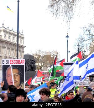 London, Großbritannien. 24. März 2023. Israelis und Palästinenser demonstrieren gegen Netanjahu-Besuch in Großbritannien vor der Downing St. 10 Kredit: Brian Minkoff/Alamy Live News Stockfoto