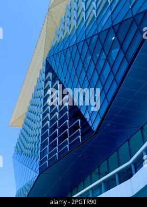 Ein auffallendes, modernes Fragment aus blauem Glas. Stockfoto