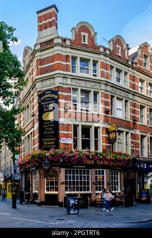 London, Großbritannien, September 2022, Blick auf die Cambridge Fassade, ein Pub in Soho Stockfoto