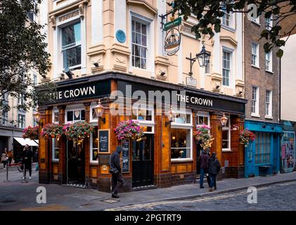 London, Großbritannien, September 2022, Blick auf die Crown Pub Fassade im The Seven Dials, einem Pub im Camden Borough Stockfoto