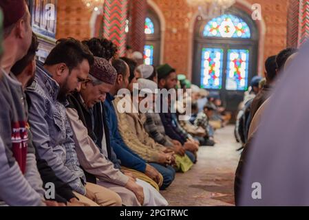 Srinagar, Indien. 24. März 2023. Kaschmirische Muslime beten am ersten Freitag, dem zweiten Tag des islamischen Monats Ramadan in Srinagar in einem Schrein. Kredit: SOPA Images Limited/Alamy Live News Stockfoto