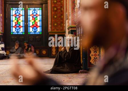 Srinagar, Indien. 24. März 2023. Kaschmirische Muslime beten am ersten Freitag, dem zweiten Tag des islamischen Monats Ramadan in Srinagar in einem Schrein. Kredit: SOPA Images Limited/Alamy Live News Stockfoto