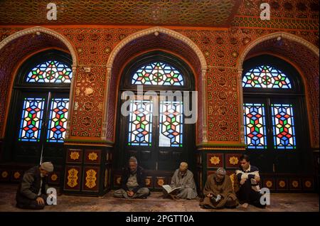 Srinagar, Indien. 24. März 2023. Kaschmirische Moslems lasen aus dem islamischen heiligen Buch Koran in einem Schrein am ersten Freitag, dem zweiten Tag des islamischen Monats Ramadan in Srinagar. Kredit: SOPA Images Limited/Alamy Live News Stockfoto