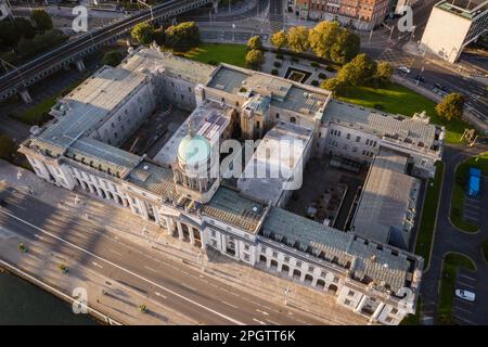 Custom House, in dem das Department of Housing, Planning and Local Government untergebracht ist. Es liegt am Nordufer des Flusses Liffey. Stockfoto